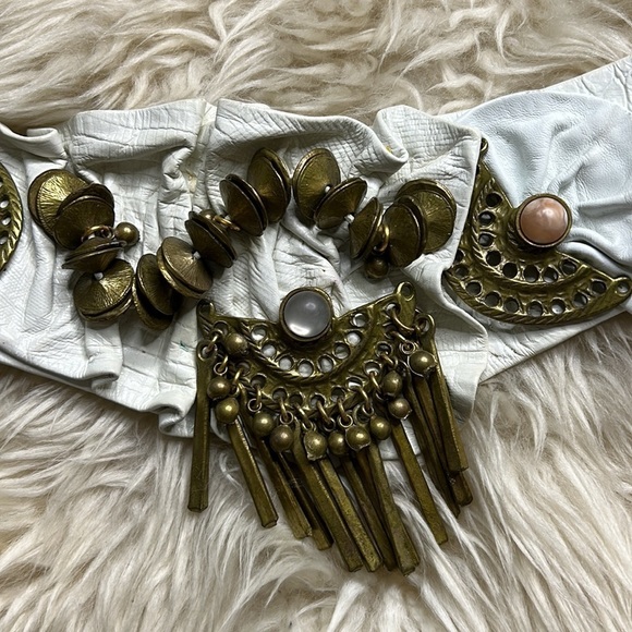 Vintage 80s Nina Arjani white leather medium waist belt heavy brass metal - Picture 4 of 10